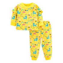 Girls outfit sets with long sleeves sweatshirts and pants printed in multicolors and animal cartoon patterns.